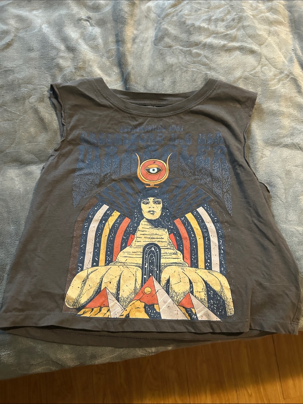 Graphic Sleeveless Band Tee with Psychedelic Pyramid Artwork